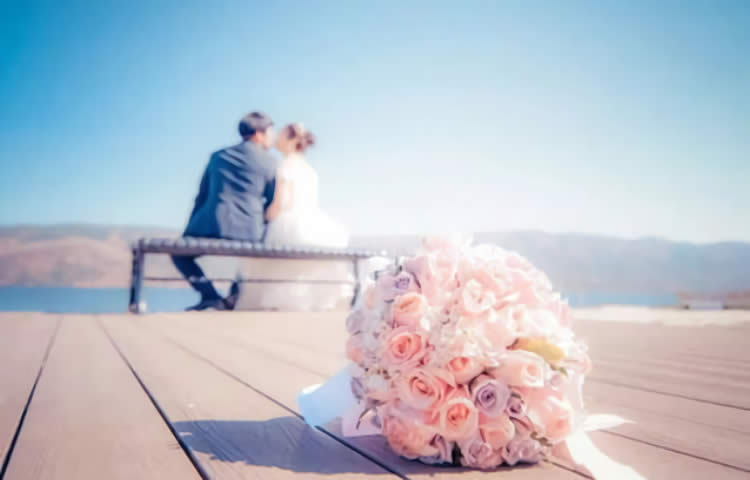 香港登記結(jié)婚后如果要在內(nèi)地的房產(chǎn)證上加上配偶名字怎么辦理公證手續(xù)呢？