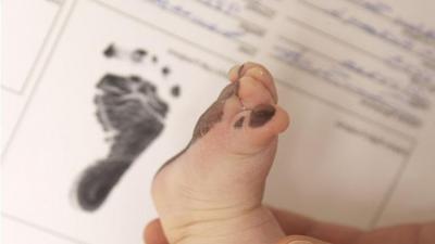 父母離婚了，辦理小孩的香港出生紙公證可以只提供母親的資料做親子關(guān)系證明書用于深圳讀書嗎？