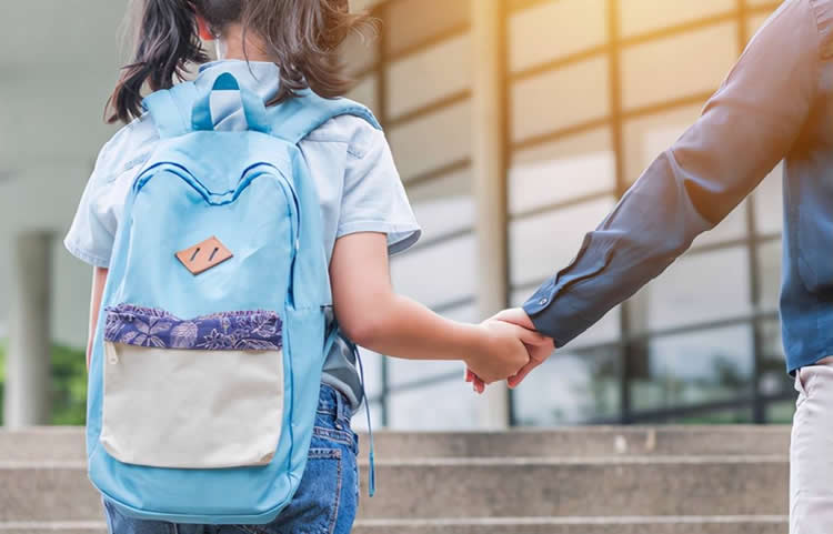 小孩是在美國出生現要在中國大陸上學怎么辦理美國出生紙公證認證？