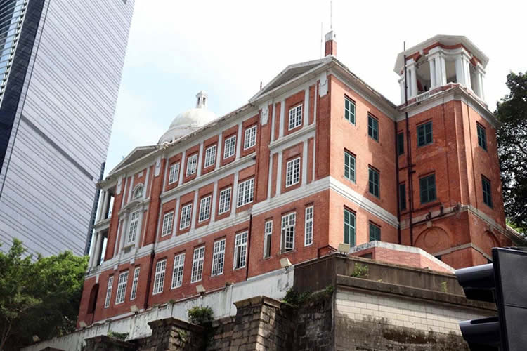 香港人要在英國結(jié)婚怎么辦理中國出生公證呢？