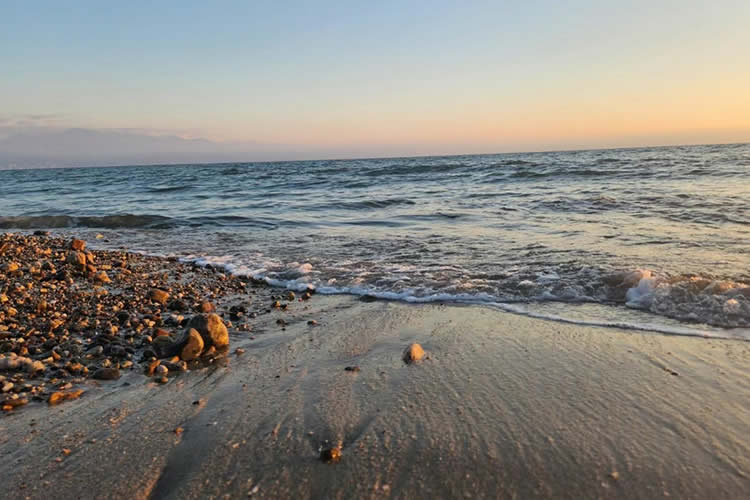 有過一段婚姻的香港人現(xiàn)要在內(nèi)地再婚如何做離婚后未再婚的聲明公證書呢？