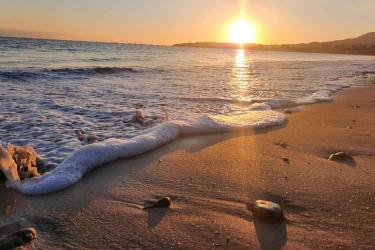 我和老公是香港人，現(xiàn)要在上海買房需要香港律師公證我們的結婚證并加蓋轉(zhuǎn)遞章，要如何辦理呢？