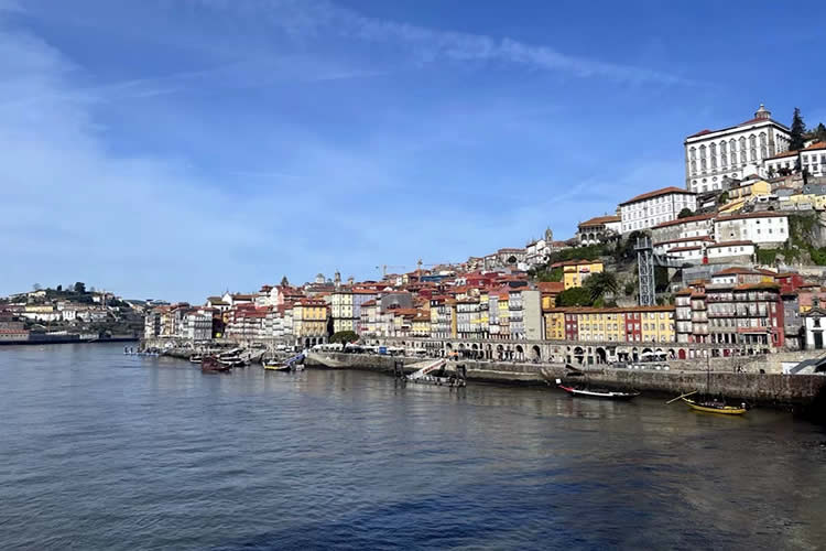 香港人和外國人結(jié)婚，現(xiàn)要出售內(nèi)地的房產(chǎn)怎么辦理香港結(jié)婚證公證？