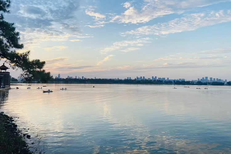 小孩香港出生后又改了名字要怎么做公證用于內(nèi)地房產(chǎn)過(guò)戶呢？