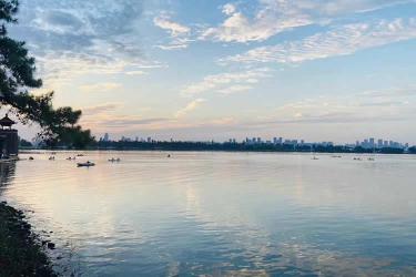 小孩香港出生后又改了名字要怎么做公證用于內(nèi)地房產(chǎn)過戶呢？