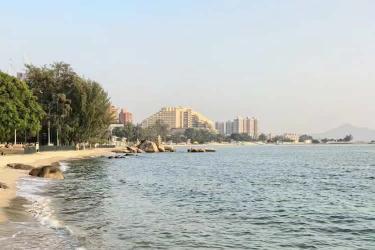 和朋友在北京買的房子要出售，但是人在香港不方便回去怎么辦理授權(quán)委托書公證呢？