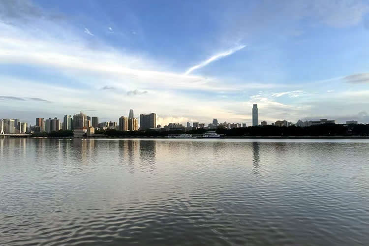 香港公司的董事是臺灣人怎么做公證用于在北京市收購股權呢？