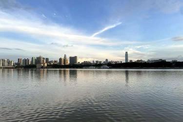 香港公司的董事是臺(tái)灣人怎么做公證用于在北京市收購股權(quán)呢？